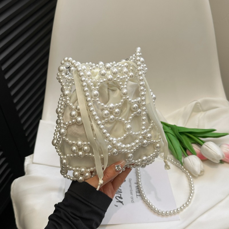 Weiße, mit Perlen verzierte Ei – Luxury Bags On Sales Bewertung und Preis